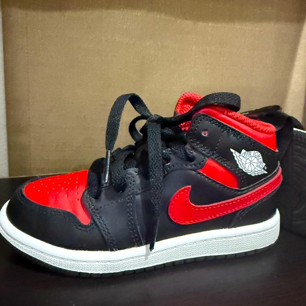 Air Jordan 1 Mid Sneakers